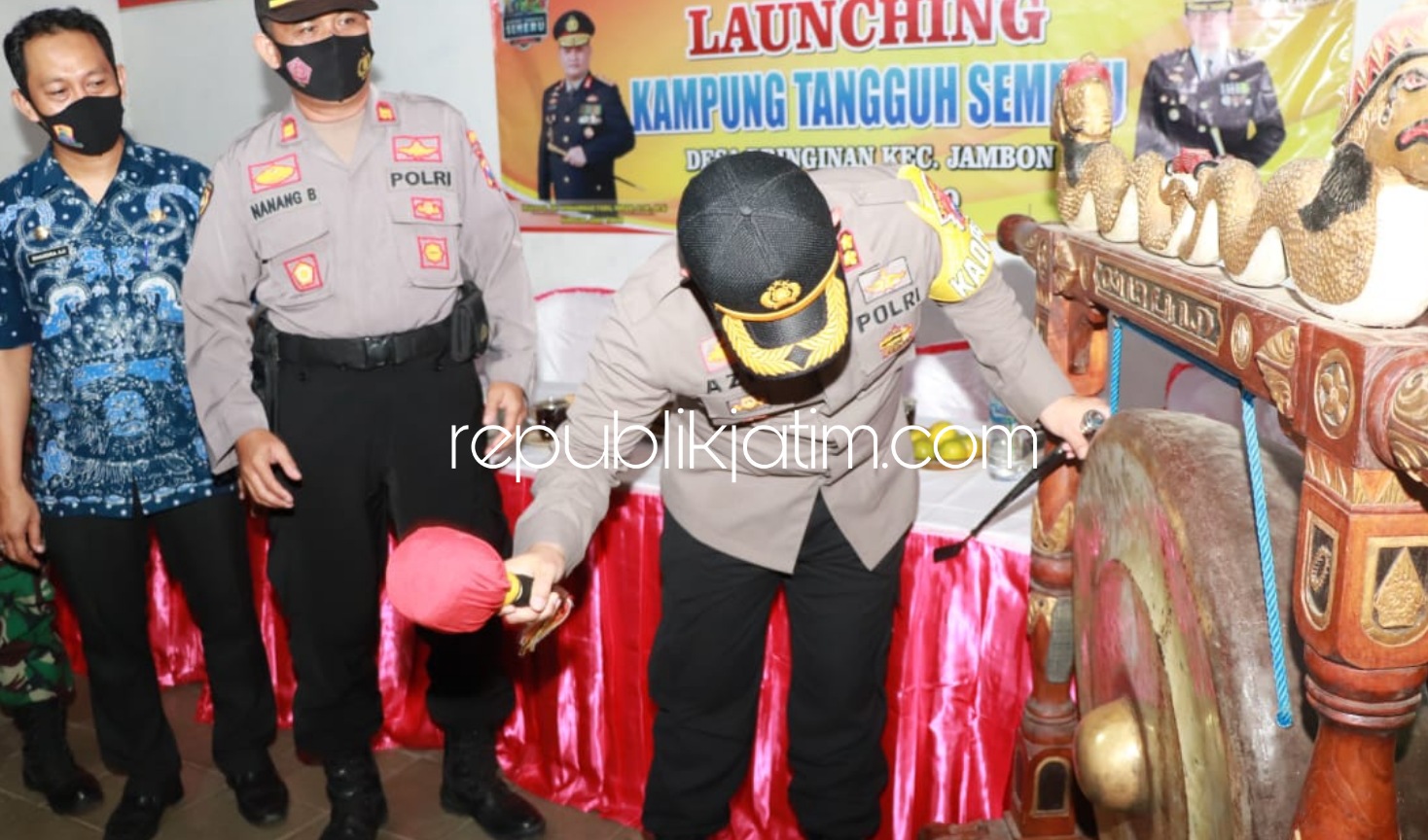 RESMIKAN - Kapolres Ponorogo AKBP Mochamad Nur Azis memukul gong tanda peresmian Kampung Tangguh Semeru Desa Bringinan, Kecamatan Jambon, Ponorogo, Kamis (13/08/2020) sore. 