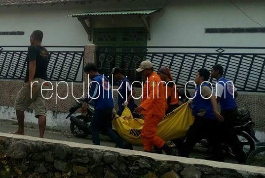 DIEVAKUASI - Petugas mengevakuasi jenazah, Santoso (48) warga Dusun Jatisari, Desa Mergosari, Kecamatan Tarik yang ditemukan tewas di sungai Kanal Mangetan, Desa Mliriprowo, Kecamatan Tarik, Sidoarjo, Minggu (12/08/2018) sore.