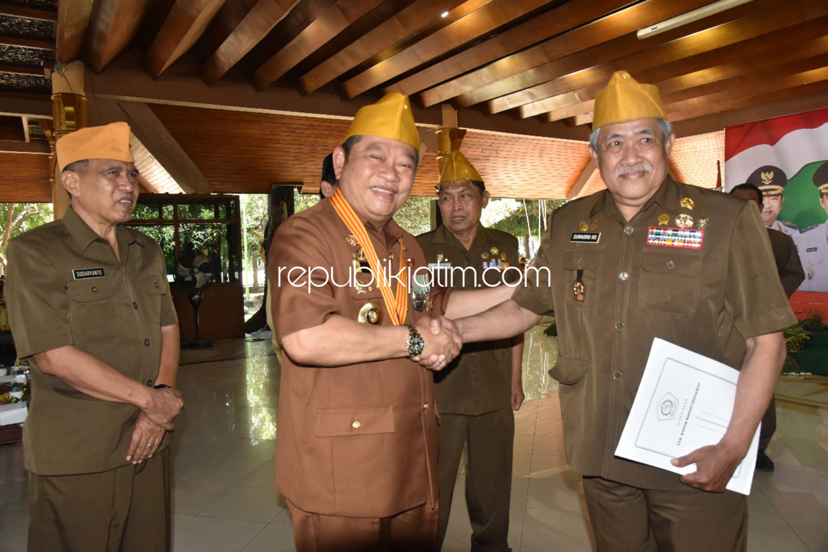 SERAHKAN - Bupati Sidoarjo, Saiful Ilah menyerahkan hasil layanan prioritas administrasi kependudukan kepada para veteran di Pendopo Delta Wibawa, Senin (12/08/2019).
