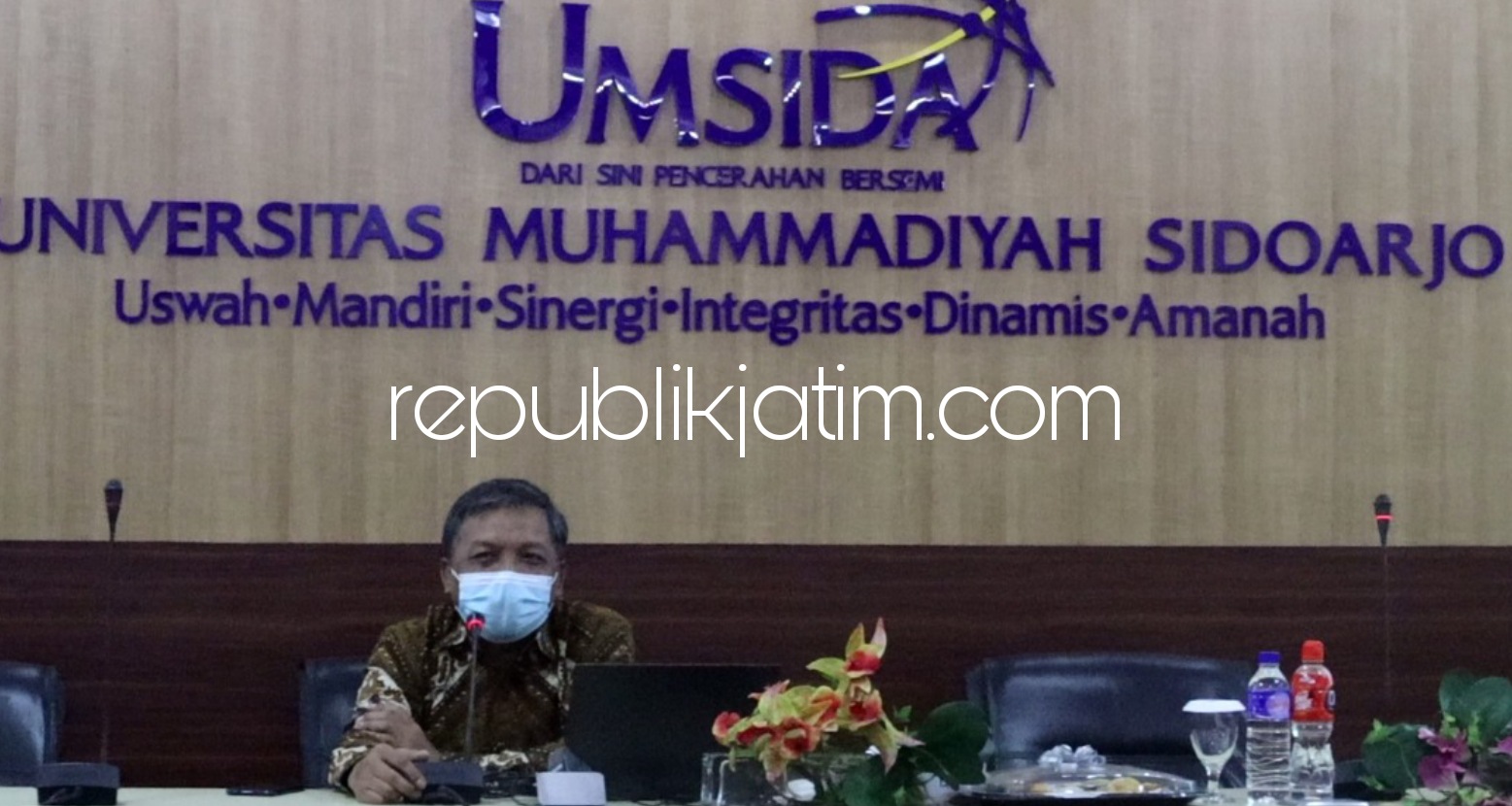 PAPARAN - Prof Dr Wasis menyampaikan paparan saat Pelatihan Teknik Penyusunan Modul Responsif Gender di Ruang Rapat Universitas Muhammadiyah Sidoarjo (Umsida), Sabtu (14/08/2021).