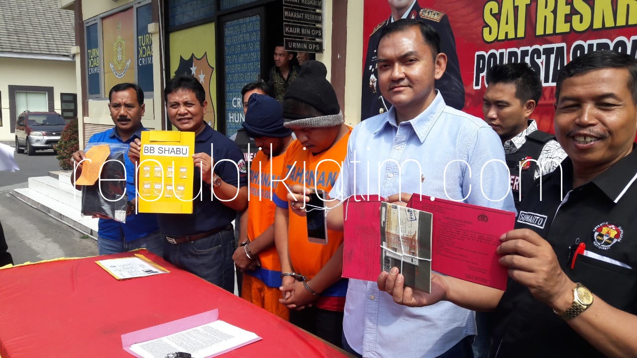 PENGEDAR - Anggota Satuan Resnarkoba dan Reskrim, Polresta Sidoarjo menangkap pengedar sabu-sabu, Takim (43) dan pencuri motor, Zainal Arifin (29) yang masih memiliki hubungan pertemanan, Selasa (14/08/2018).