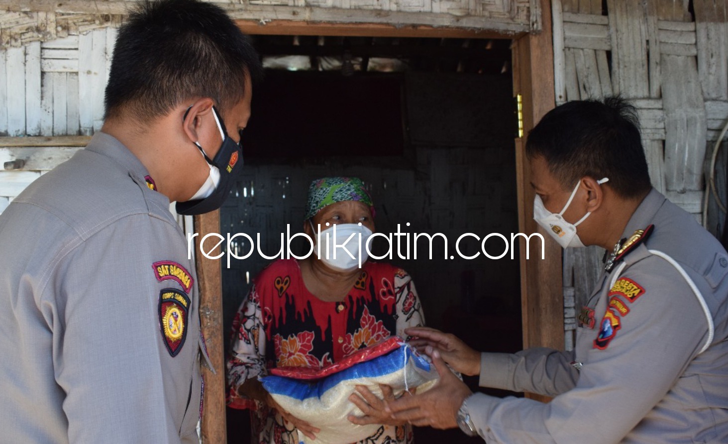 SEMBAKO - Kapolresta Sidoarjo, Kombes Pol Kusumo Wahyu Bintoro bersama PJU Polresta menyalurkan bansos paket sembako ke warga terdampak pandemi Covid-19 di wilayah terpencil Dusun Kalikajang, Desa Gebang, Kecamatan Sidoarjo, Sabtu (14/08/2021). 