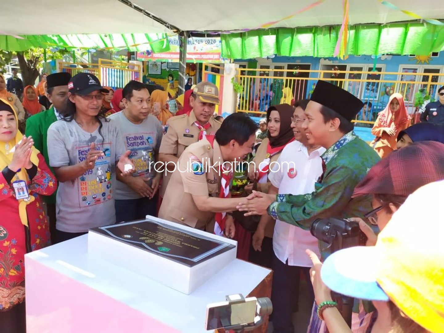 FESTIVAL - Wabup Sidoarjo, Nur Ahmad Syaifuddin membuka acara Festival Sampah di TPST Desa Janti, Kecamatan Waru, Sidoarjo didampingi sejumlah tokoh masyarakat, Rabu (14/08/2019).