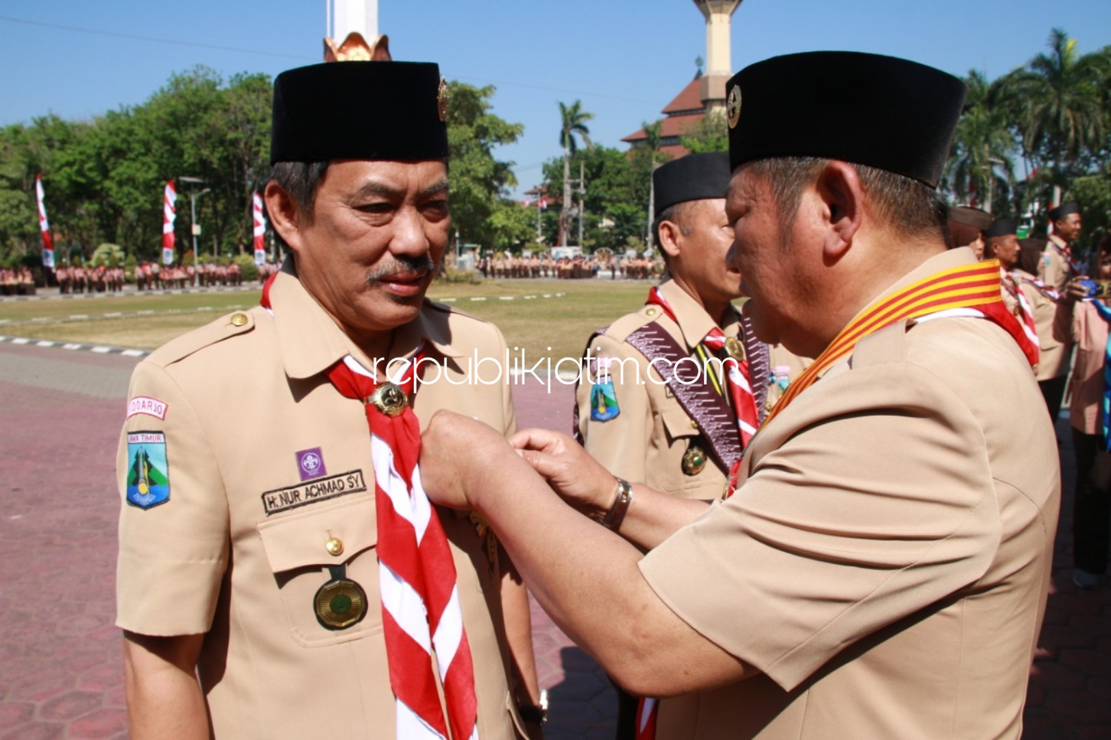 LENCANA - Bupati Sidoarjo, Saiful Ilah menyematkan lencana Pancawarsa ke Wabup Sidoarjo, Nur Ahmad Syaifuddin sebagai Ketua Kwarcab Pramuka Sidoarjo dan atas pengabdiannya selama 10 tahun, Rabu (14/08/2019).