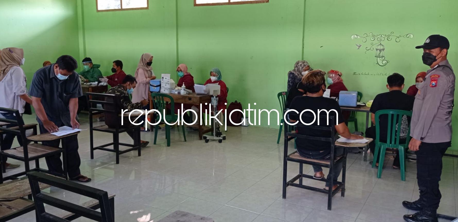 VAKSIN - Ratusan santri Ponpes AL Bukhori dan warga sekitar pesantren antusias mengikuti vaksinasi dosis 1 di Ponpes Al Bukhori Dusun Mangunan, Desa Tulung, Kecamatan Sampung, Ponorogo, Sabtu (14/08/2021).