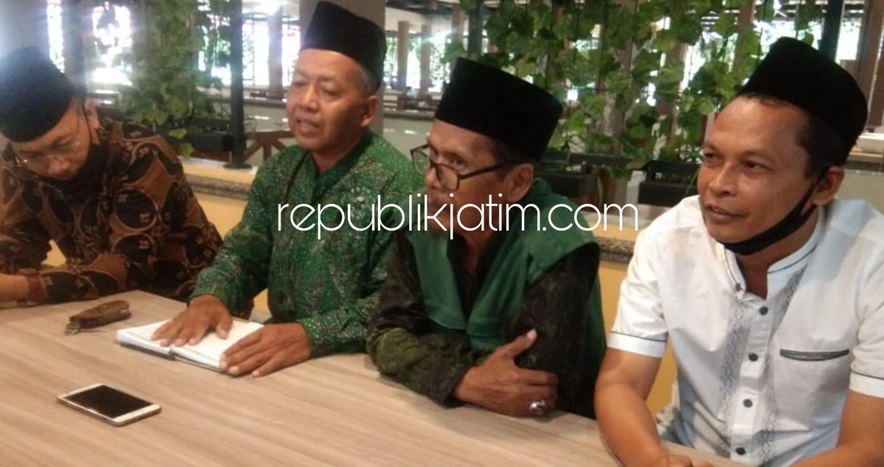 KOMPAK - Ketua MWC NU Jabon H Ahmad Chuzaimi Syakar (dua dari kiri) didampingi Ketua MWC NU Balongbendo Moch Samsul Arifin SP (dua dari kanan) saat menyatakan dukungan untuk Mas Iin-Bunda Ainun dalam Pilkada 9 Desember 2020 mendatang, Jumat (14/08/2020).