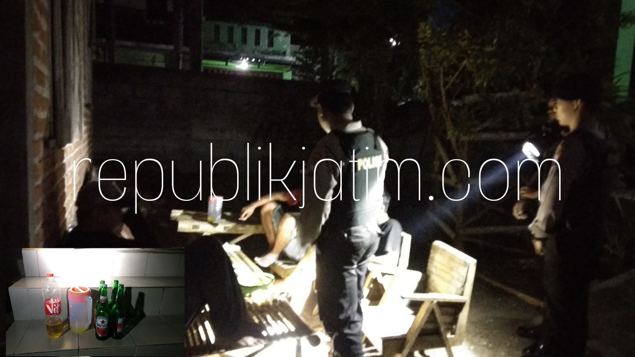 OBRAK - Petugas Satuan Sabhara, Polres Ponorogo mengobrak sejumlah pemuda yang sedang asyik pesta miras di belakang Perumahan Griya Asa JL Pepaya, Kelurahan Keniten, Kecamatan/Kabupaten Ponorogo, Senin (13/08/2018) malam.