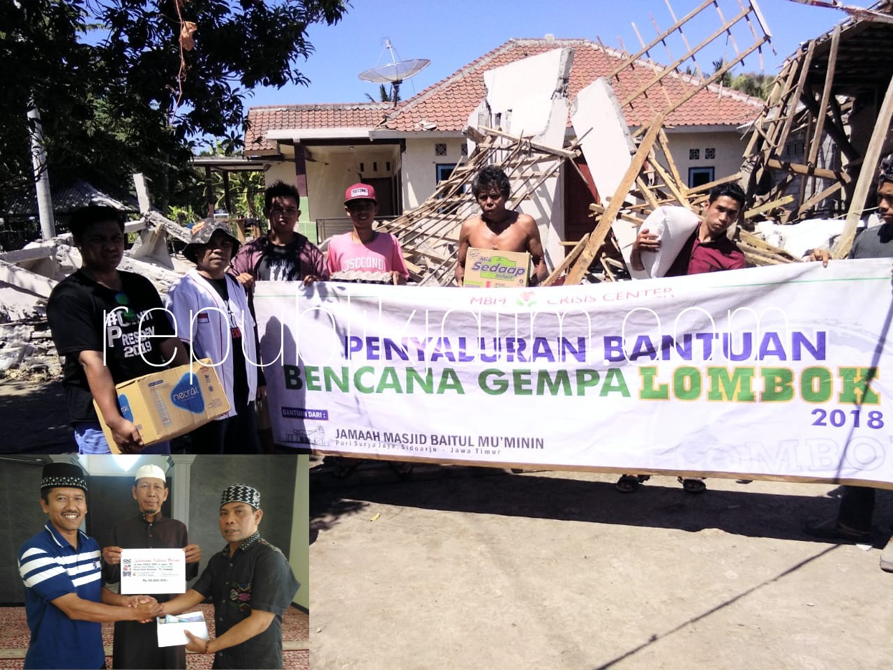 BANTUAN - Salah seorang pengurus Masjid Baitul Mukminin (MBM) Perum Puri Surya Jaya, Kecamatan Gedangan, Sidoarjo menyerahkan bantuan senilai Rp 25,850 juta untuk korban gempa di Lombok, Senin (13/08/2018).