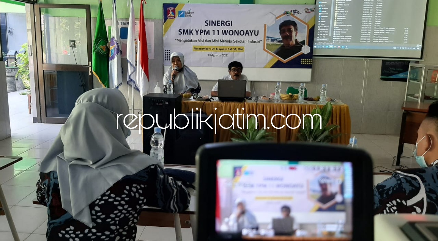 PELATIHAN - Sebanyak 23 guru SMK YPM 11 Wonoayu mengikuti pelatihan Sinergitas Visi dan Misi menuju Sekolah Industri yang dipaparkan Ketua MKKS SMK Swasta Sidoarjo, Dr Kisyanto, Jumat (13/08/2021).