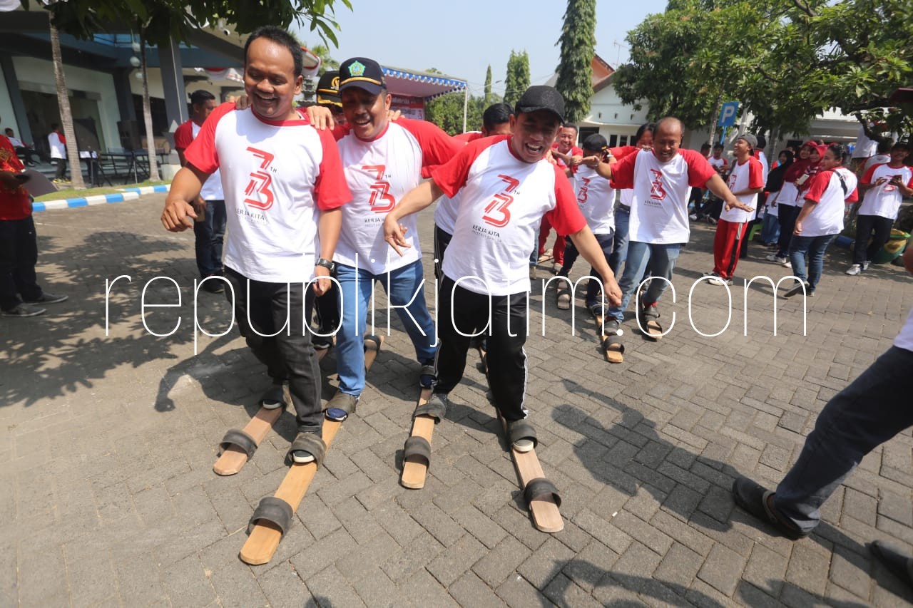 PERLOMBAAN - Ketua DPRD Sidoarjo, Sullamul Hadi Nurmawan mengikuti setiap perlombaan yang diselenggarakan dalam rangka peringatan HUT RI ke 73 di halaman DPRD Sidoarjo, Rabu (15/08/2018).