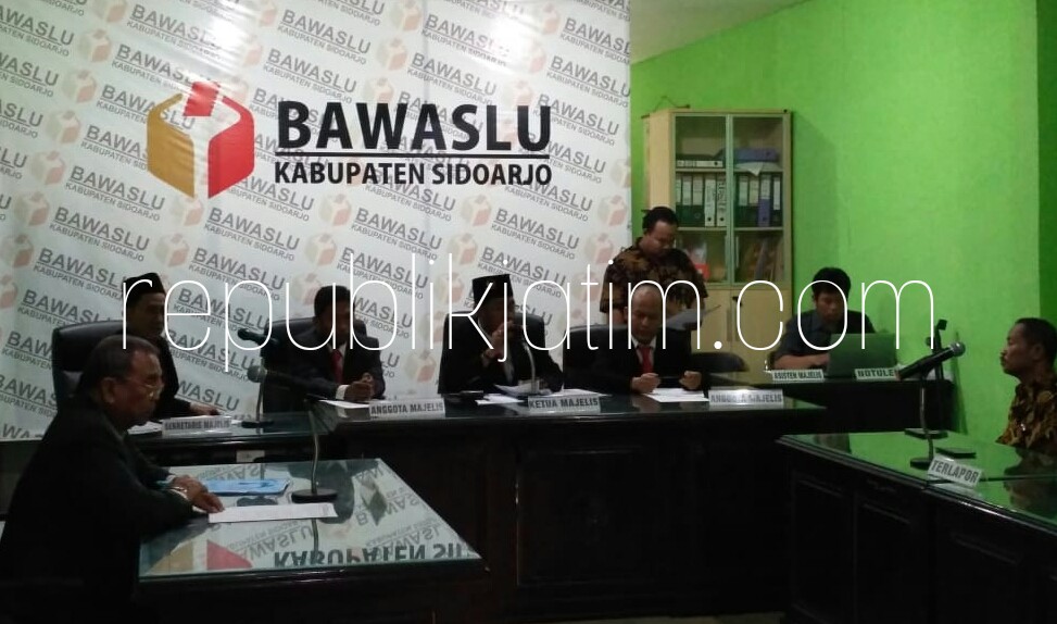 TAK TERBUKTI - Sidang putusan dua Bacaleg yang menuding KPU Sidoarjo melanggar administrasi dalam penentuan 2 Bacaleg Tidak Memenuhi Syarat (TMS) tidak terbukti dalam sidang putusan di Kantor Panwaslu Sidoarjo, Selasa (14/08/2018).