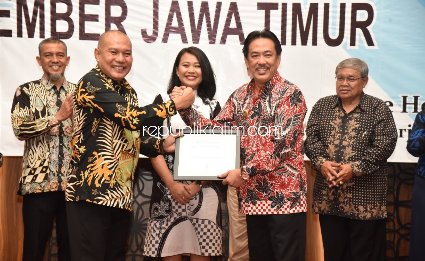 SERTIFIKAT - Wabup Sidoarjo, Nur Ahmad Syaifuddin menyerahan sertifkat penunjukan Totok Supriyono sebagai Ketua DPC ABADI Jawa Timur didampingi Dewan Pembina, Dewan Pengawas dan Pengurus Inti ABADI di Fave Hotel Sidoarjo, Kamis (15/08/2019).