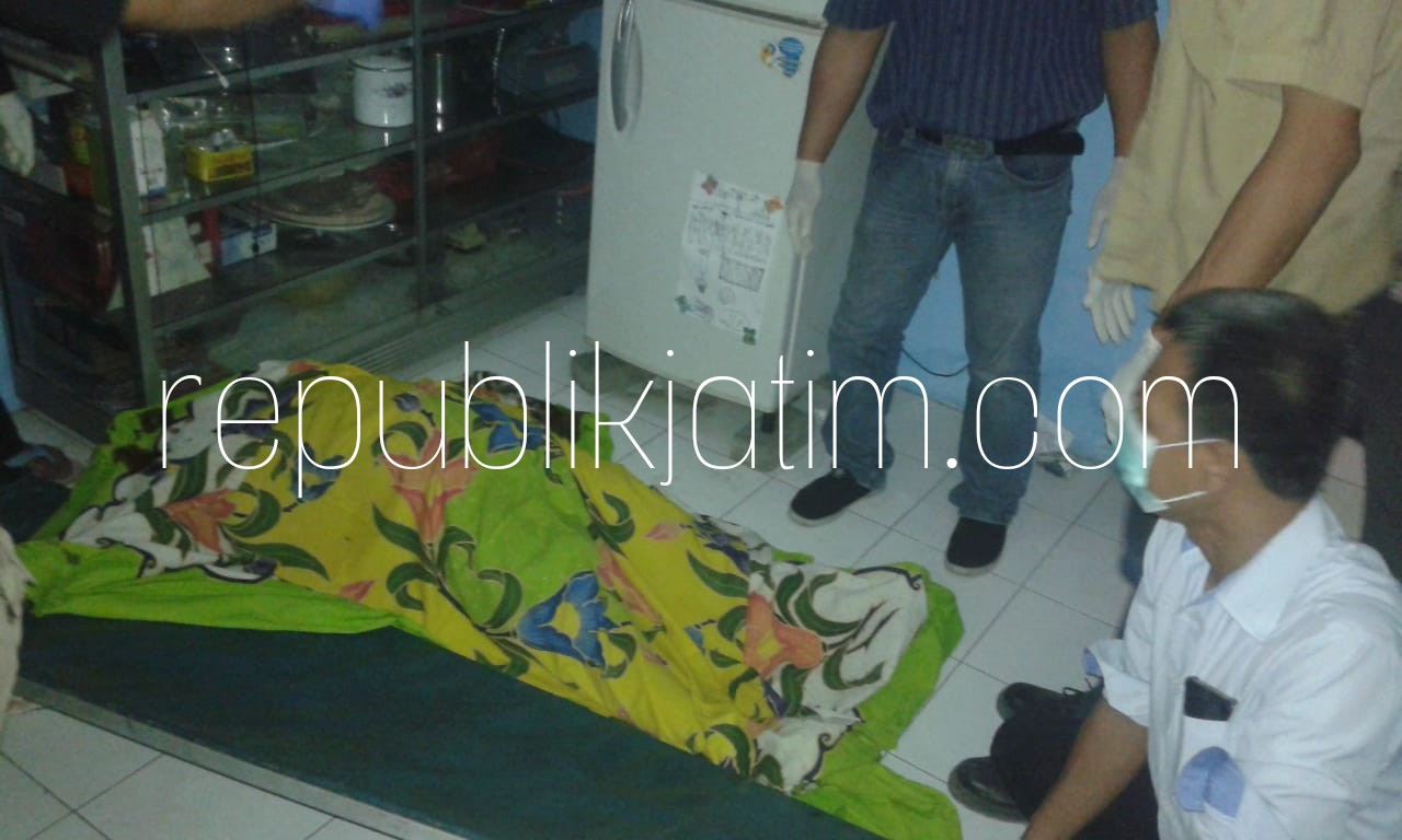 DIEVAKUASI - Petugas mengevakuasi jenazah Henny Astuti (63) warga Perumahan Trosobo Utama, Desa Sidodadi, Kecamatan Taman, Sidoarjo yang sudah mulai membusuk, Rabu (15/08/2018).