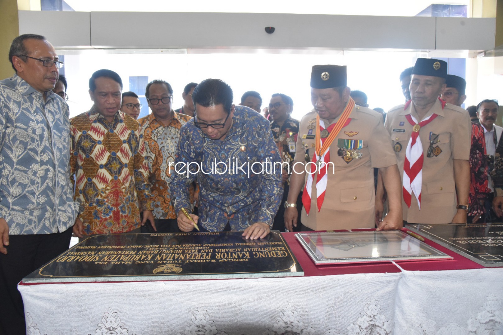 RESMIKAN - Sekjen Kementrian Agragia dan Tata Ruang Badan Pertanahan Nasional (BPN), Himawan Arif Sugoto didampingi Bupati Sidoarjo, Saiful Ilah meresmikan gedung baru BPN Sidoarjo di Lingkar Timur, Rabu (14/08/2019).