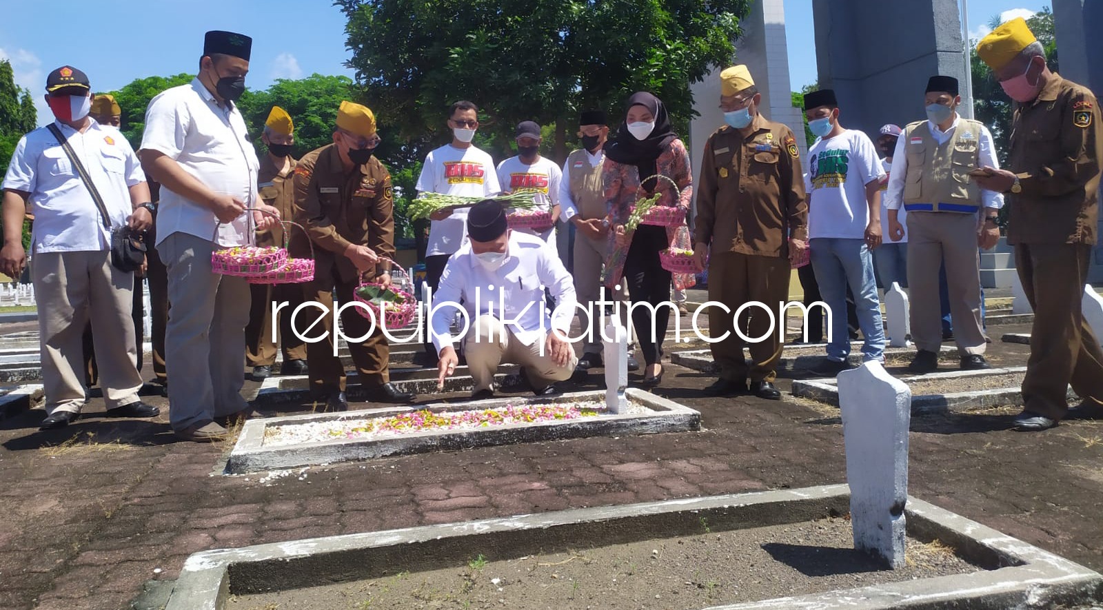 TABUR BUNGA - Anggota Dewan Pakar DPP Partai Gerindra, Bambang Haryo Soekartono (BHS) bersama pengurus Legiun Veteran Republik Indonesia (LVRI) Sidoarjo berziarah dan tabur bunga di Taman Makam Pahlawan (TMP) Sidoarjo, Senin (16/08/2021).