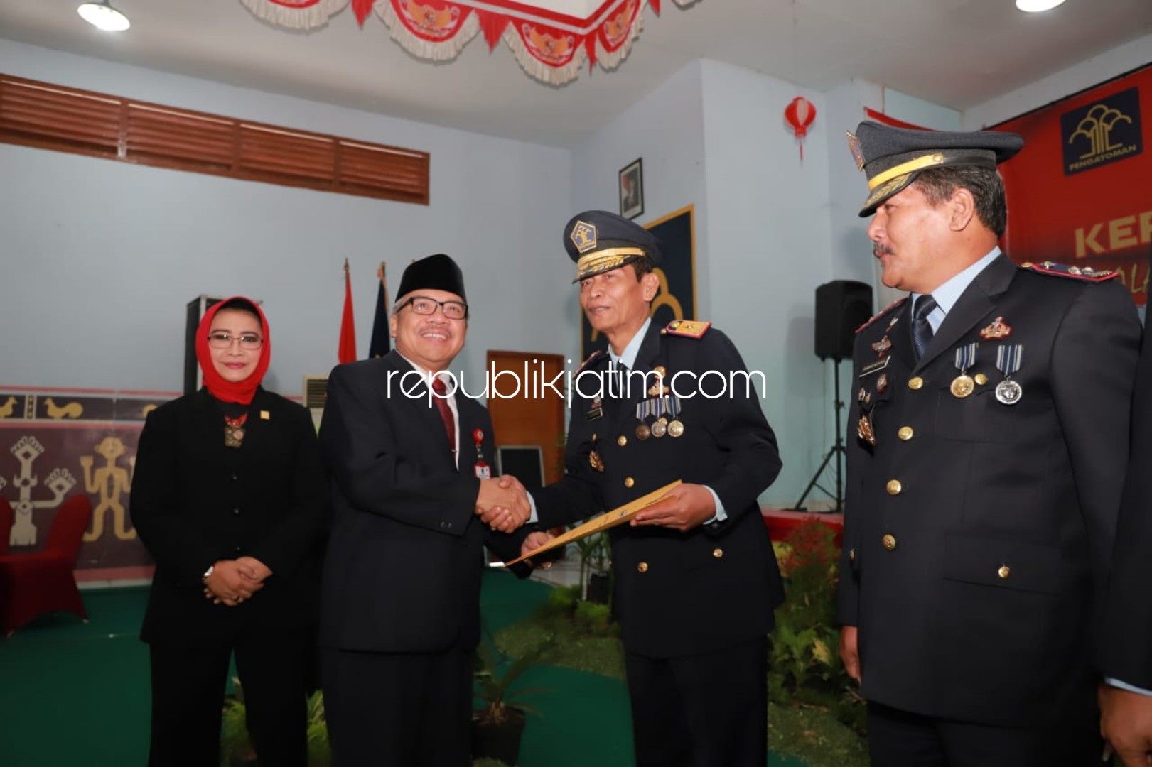 REMISI - Plt Asisten I Bidang Pemerintahan dan Kesra Sekdaprov Jatim Himawan Estu Bagijo menyerahkan pemberian remisi secara simbolis di Lapas Kelas I Surabaya di Porong, Jumat (16/08/2019).