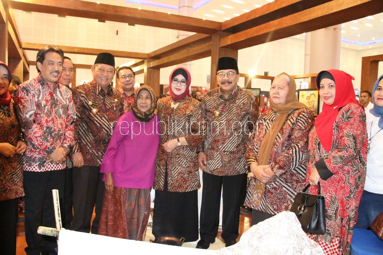 PAMERAN - Bupati Sidoarjo, Saiful Ilah berfoto bersama Gubernur Jatim, Soekarwo usai pembukaan Pameran Koperasi dan UMKM berskala nasional di Grand City Mall Surabaya, Rabu (15/08/2018) malam.