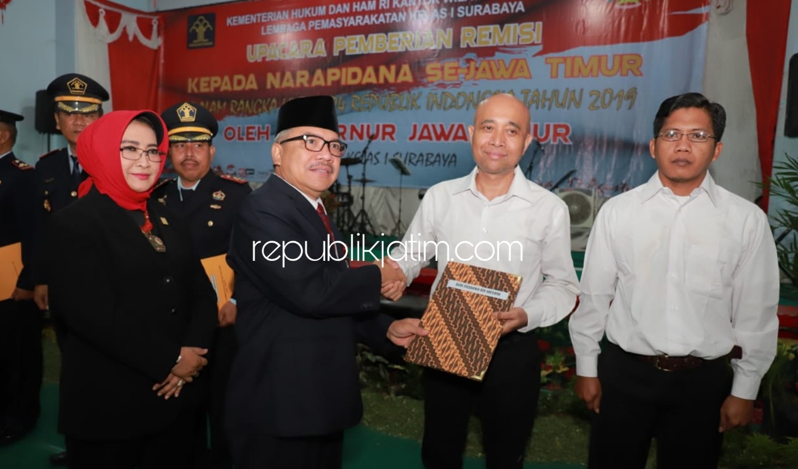REMISI - Plt Asisten I Bidang Pemerintahan dan Kesra Sekdaprov Jatim Himawan Estu Bagijo menyerahkan pemberian remisi secara simbolis ke para narapidana di Lapas Kelas I Surabaya di Porong, Sidoarjo, (16/08/2019).