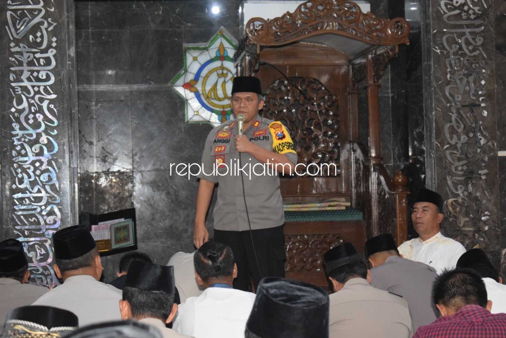 DOA BERSAMA - Waka Polresta Sidoarjo, AKBP M Anggi Naulifar Siregar memimpin acara doa bersama personil Polresta Sidoarjo dalam rangka Dirgahayu RI ke 74, Kamis (15/08/2019) malam.