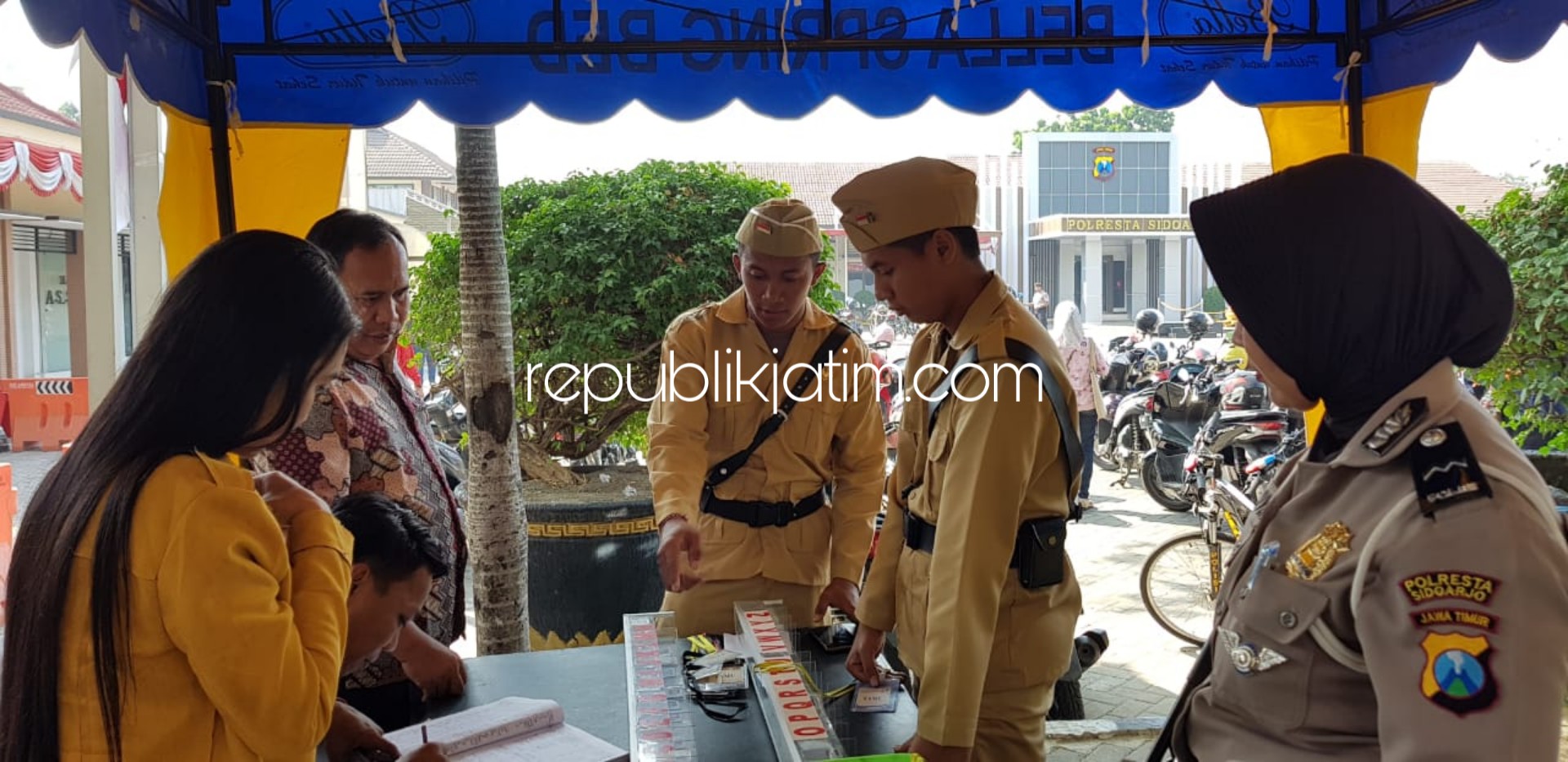 TEMPO DOELOE - Sejumlah personil Polresta Sidoarjo menggunakan pakaian tempo doeloe saat melayani warga dalam rangka peringatan HUT RI ke 74, Jumat (16/08/2019).