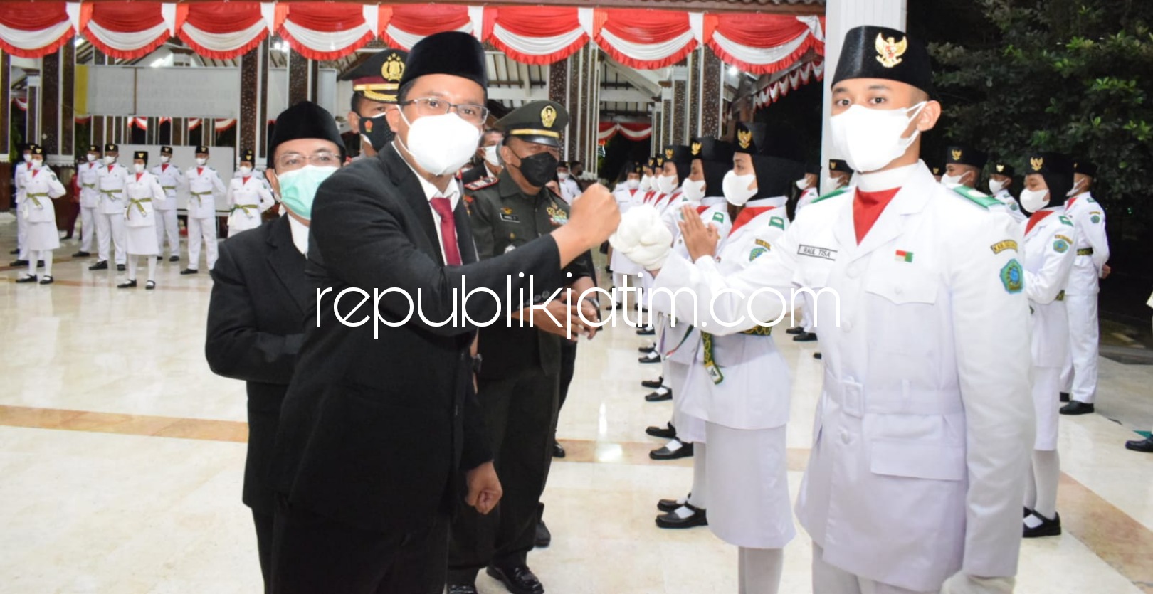 KUKUHKAN - Bupati Sidoarjo, Ahmad Muhdlor Ali (Gus Muhdlor) mengukuhkan 76 anggota Pasukan Pengibar Bendera (Paskibraka) Kabupaten Sidoarjo Tahun 2021 di Pendopo Delta Wibawa, Minggu (15/08/2021) malam.