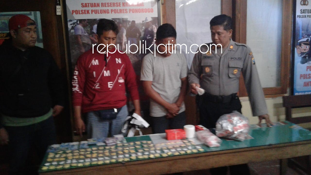 PENGEDAR - Tersangka pengedar 3.000 pil koplo diringkus anggota Polsek Pulung beserta barang buktinya, Jumat (17/08/2018).