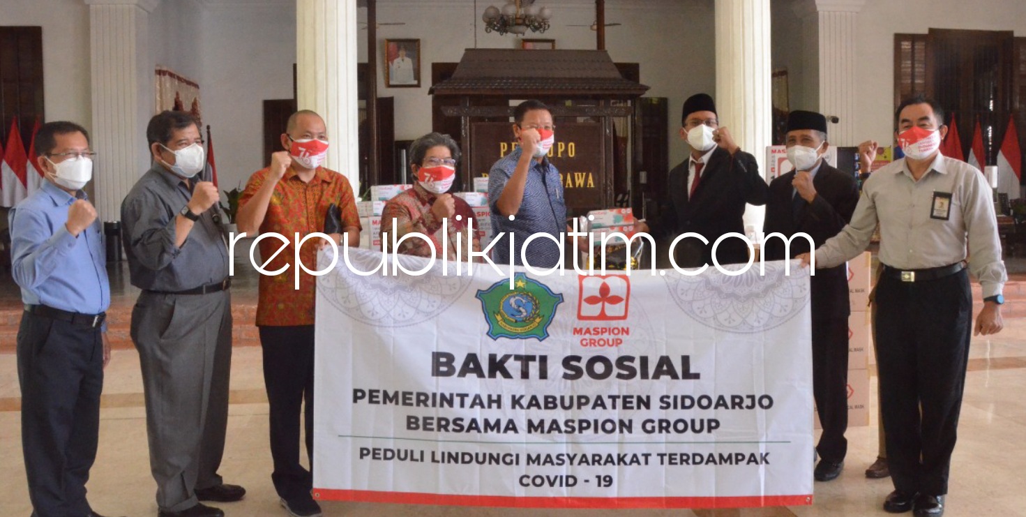 SUMBANG - Bupati Sidoarjo, Ahmad Muhdlor Ali (Gus Muhdlor) menerima sumbangan PT Maspion Grup berupa 10 ton beras, 25.000 masker dan 3 unit air cooler untuk penanganan pandemi Covid-19 di Pendopo Delta Wibawa, Senin (16/08/2021).