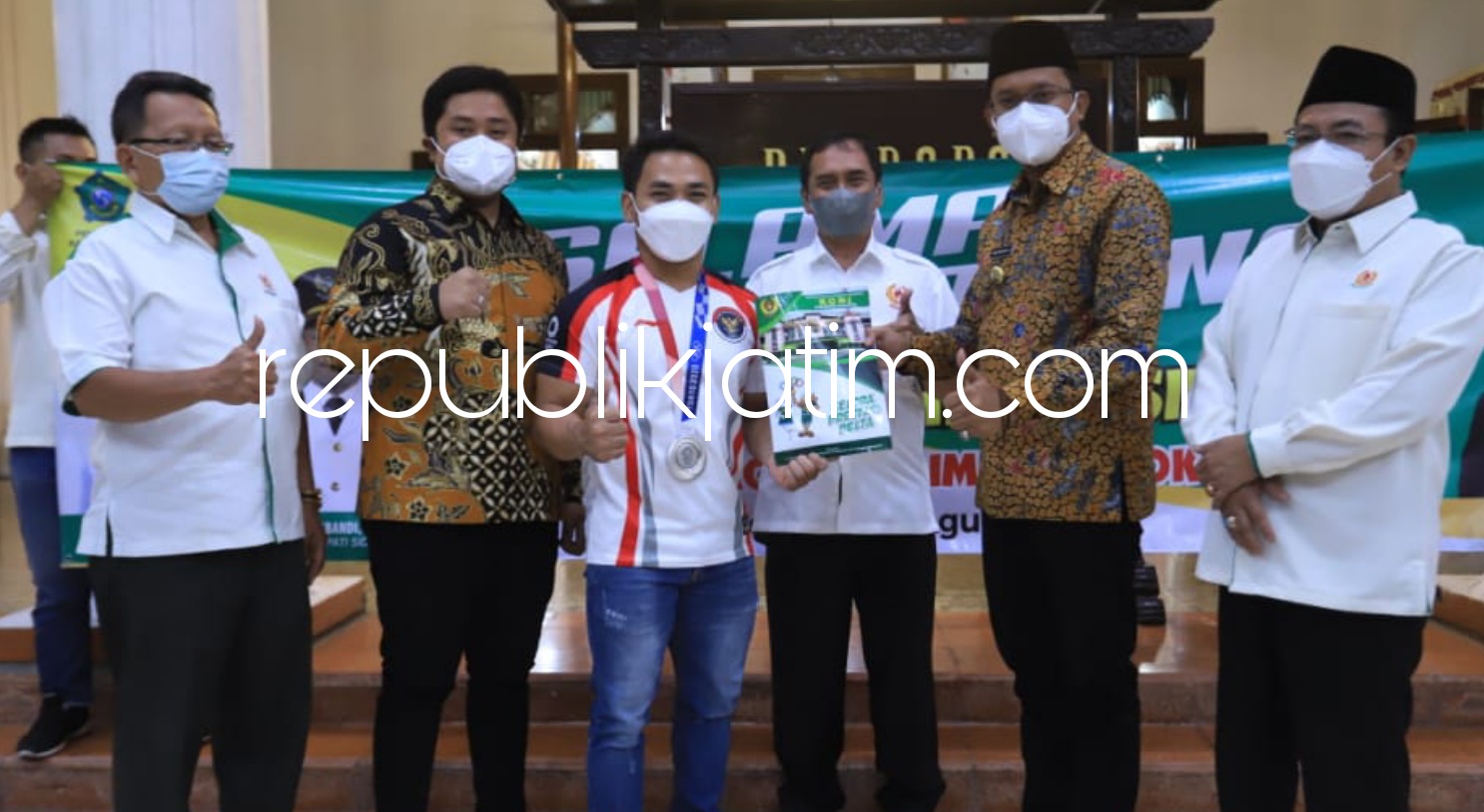 BONUS - Bupati Sidoarjo, Ahmad Muhdlor Ali (Gus Muhdlor) menyerahkan bonus Rp 50 juta kepada atlet angkat besi asal Waru yang berhasil membawa medali perak dari ajang Olimpiade Tokyo 2020, Eko Yuli Irawan di Pendopo Delta Wibawa, Senin (16/08/2021).