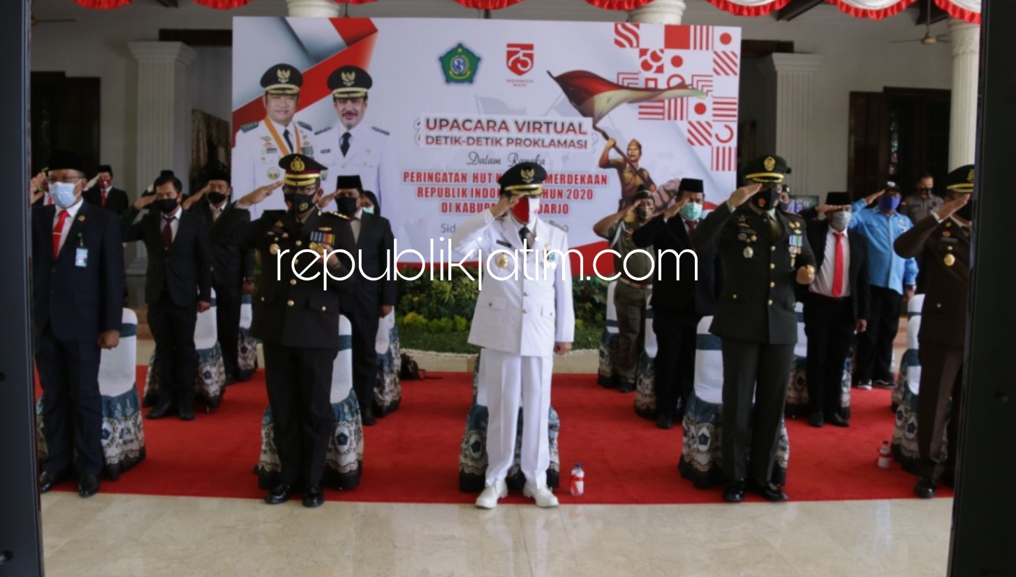 UPACARA - Wakil Bupati Sidoarjo, Nur Ahmad Syaifuddin bersama jajaran Forkopimda Sidoarjo khidmat mengikuti upacara detik-detik proklamasi yang dimulai pukul 09. 50 WIB sampai selesai di Pendopo Delta Wibawa, Senin (17/08/2020).