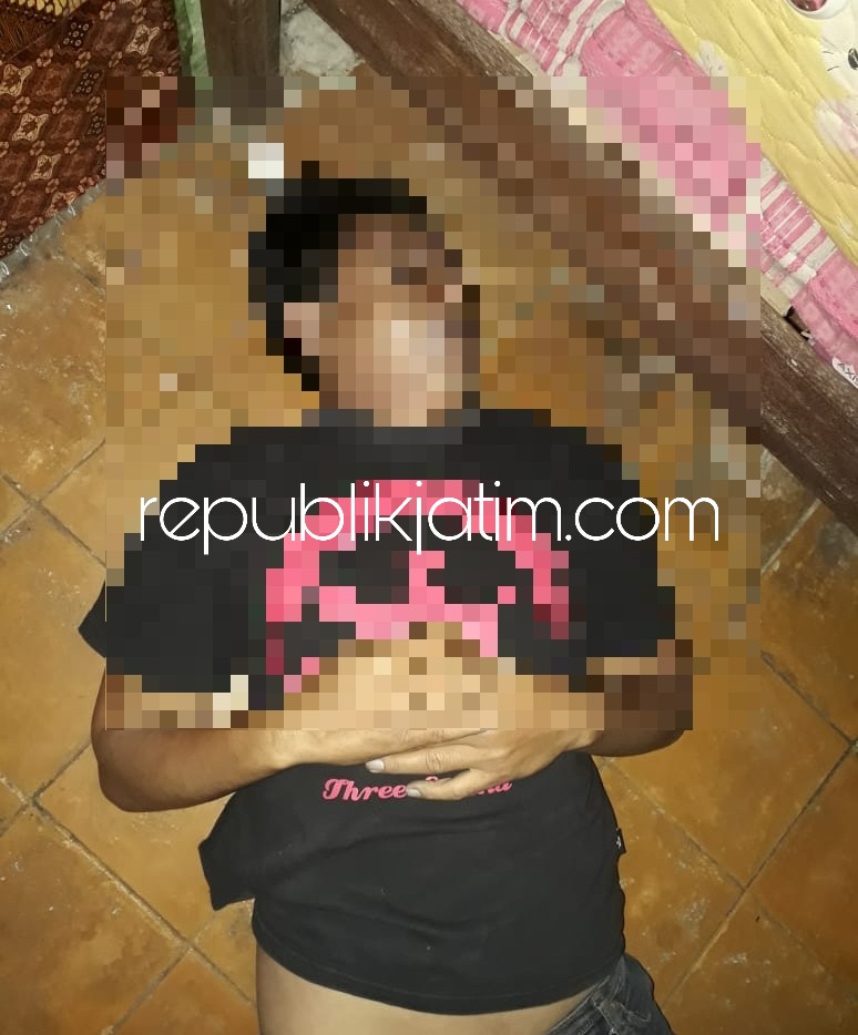 TEWAS MENDADAK - Jenazah Ristiawan Cahyanto yang ditemukan tewas mendadak di lantai kamar kosnya, Rabu (15/08/2018) malam.