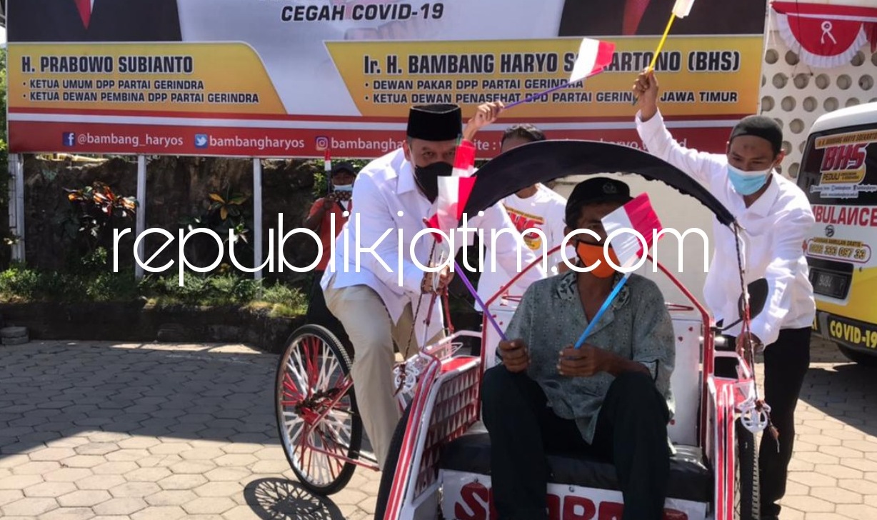 PERINGATI - Dewan Pakar DPP Partai Gerindra, Bambang Haryo Soekartono (BHS) bersama relawan (BHS Peduli) memperingati HUT RI ke 76 dengan upacara bendera dan membagikan sembako kepada para penarik (tukang) becak, Selasa (17/08/2021). 
