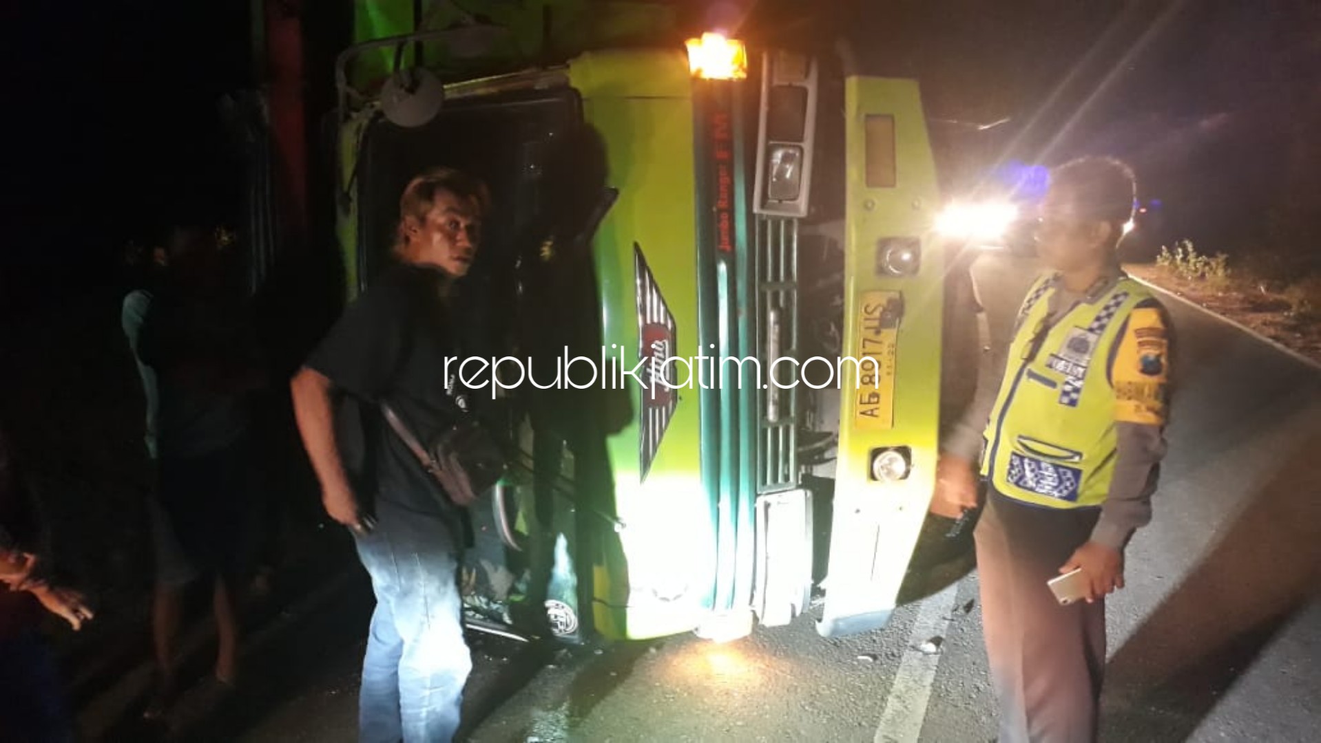 TERGULING - Truk pengangkut batu terbalik di JL Raya Ponorogo - Pacitan, Dusun Ngepung, Desa Tugurejo, Kecamatan Slahung, Ponorogo, Jumat (16/08/2019) malam.