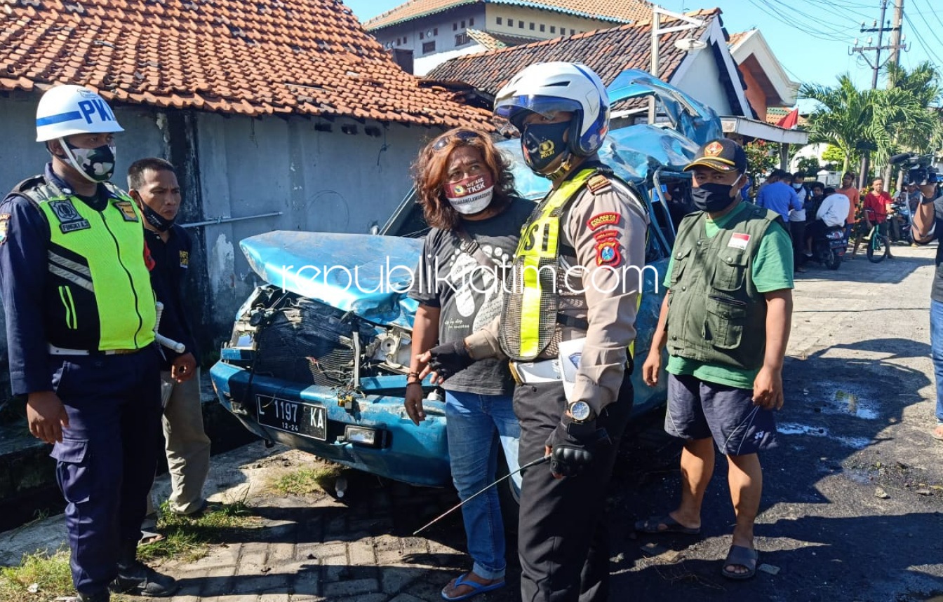 HANCUR - Kondisi mobil Isuzu Panther bernopol L1197 KA usai ditabrak KA Sri Tanjung di perlintasan KA Sawunggaling, Kecamatan Taman, Sidoarjo, Senin (17/08/2020).