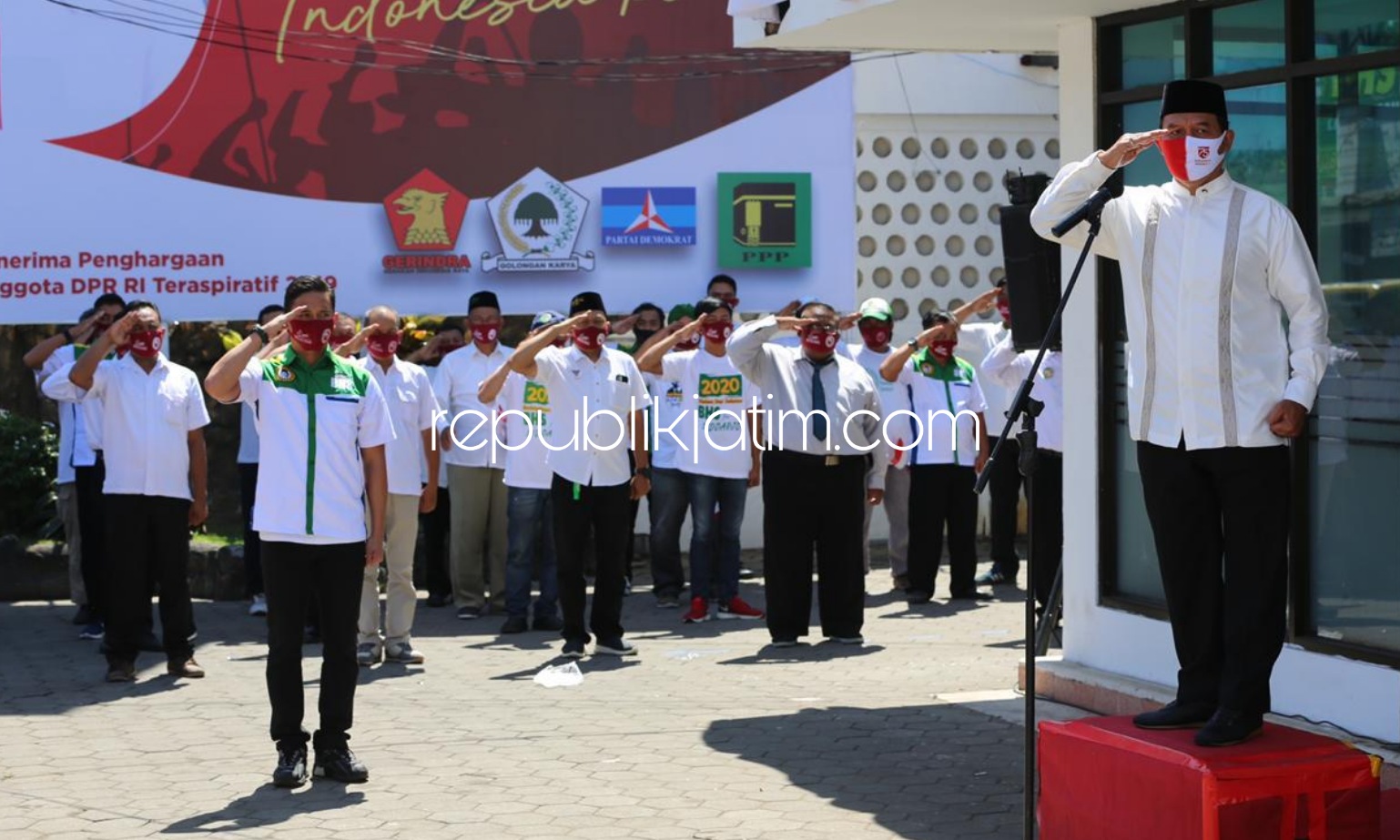 INSPEKTUR - Bacabup Sidoarjo, Bambang Haryo Soekartono (BHS) menjadi inspektur upacara Peringatan HUT Kemerdekaan RI ke 75 yang digelar di halaman Media Center BHS JL Diponegoro, Sidoarjo, Senin (17/08/2020).