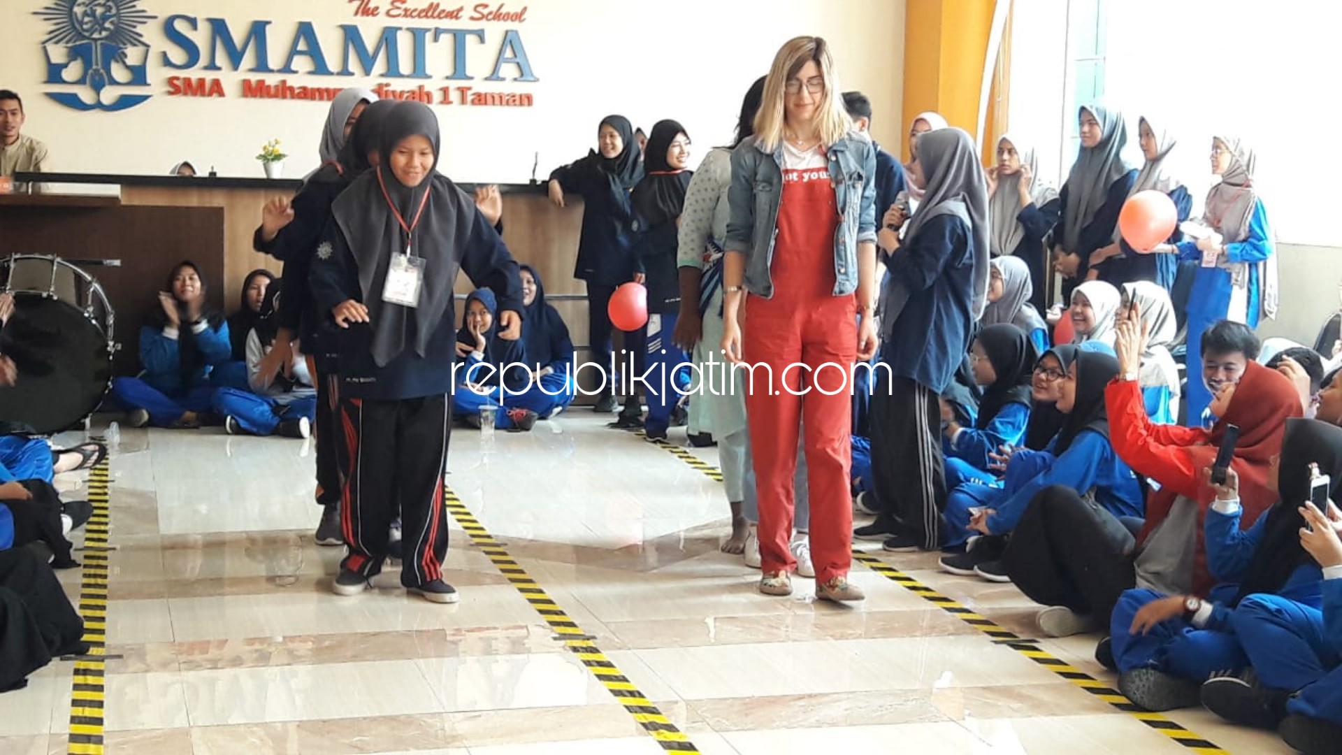 LOMBA - Sejumlah mahasiswa asing termasuk yang berasal dari Yunani, Cina dan Bangladesh ikut meramaikan perlombaan yang digelar di Smamita Sidoarjo, Jumat (16/08/2019).