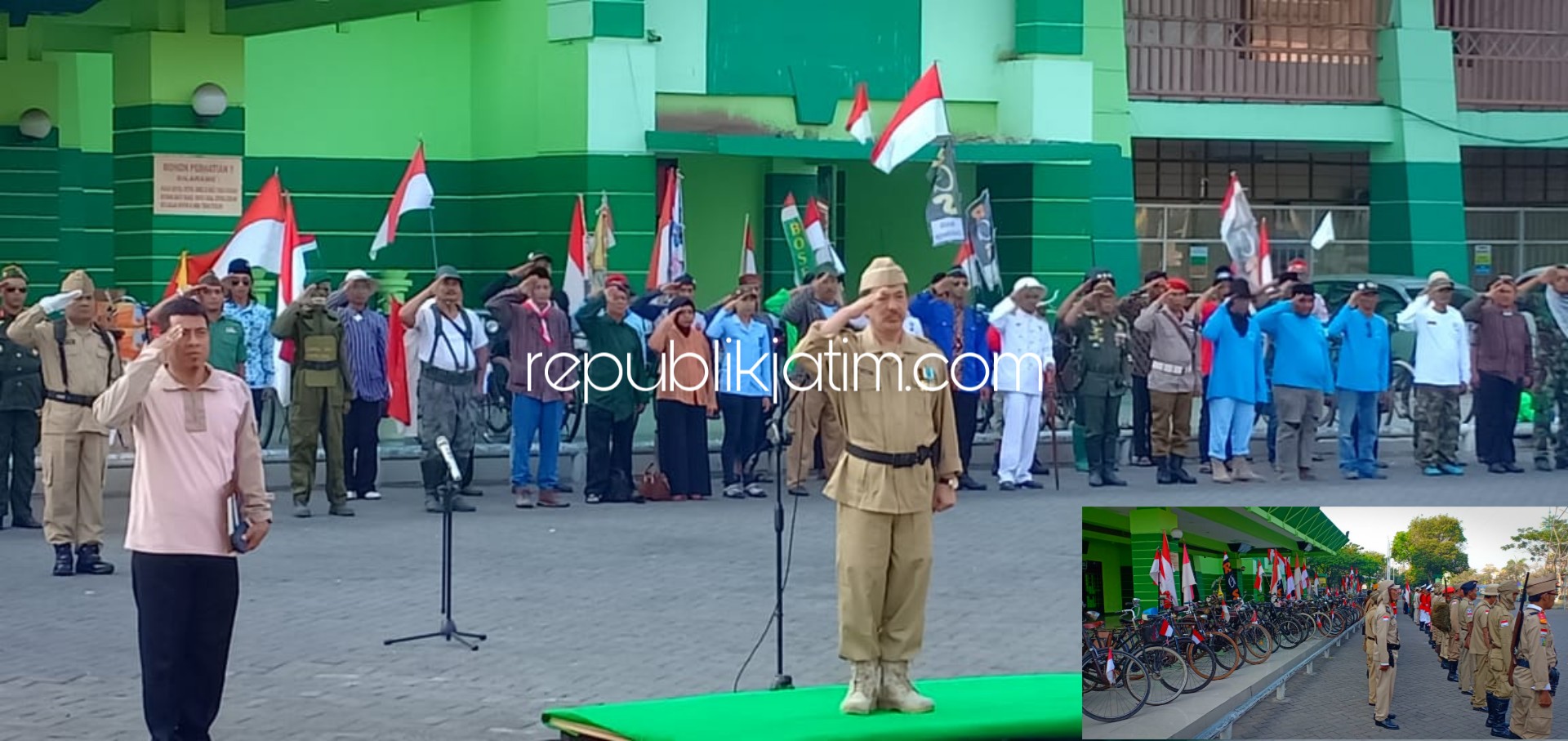 UPACARA - Wakil Bupati Sidoarjo, Nur Ahmad Syaifuddin didapuk sebagai inspektur upacara bersama para onthelis mengenakan baju tentara jaman penjajahan di halaman Stadion Delta Sidoarjo, Sabtu (17/08/2019).