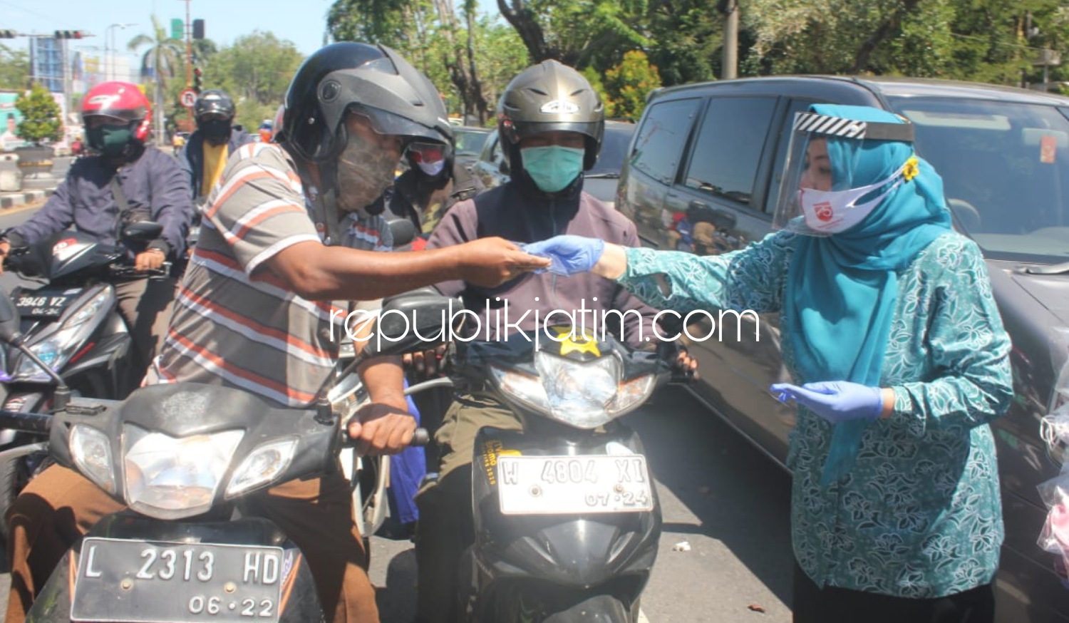 BAGIKAN - TP-PKK Sidoarjo mendapatkan 18.000 masker untuk dibagikan kepada masyarakat Sidoarjo di Monumen Jayandaru, Senin (17/08/2020).