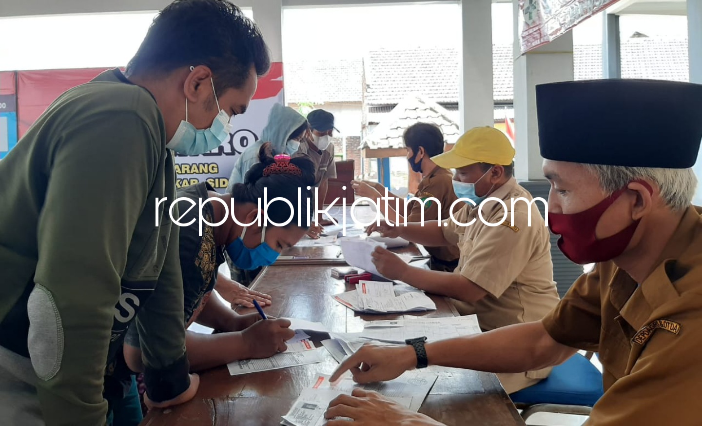 SALURKAN - Ny Enik Puspatin warga Dusun Karangwungu RW 02 salah satu menerima BLT DD dari Kepala Desa Wonokarang, Debi Setiyo Wandono, Senin (16/08/2021).