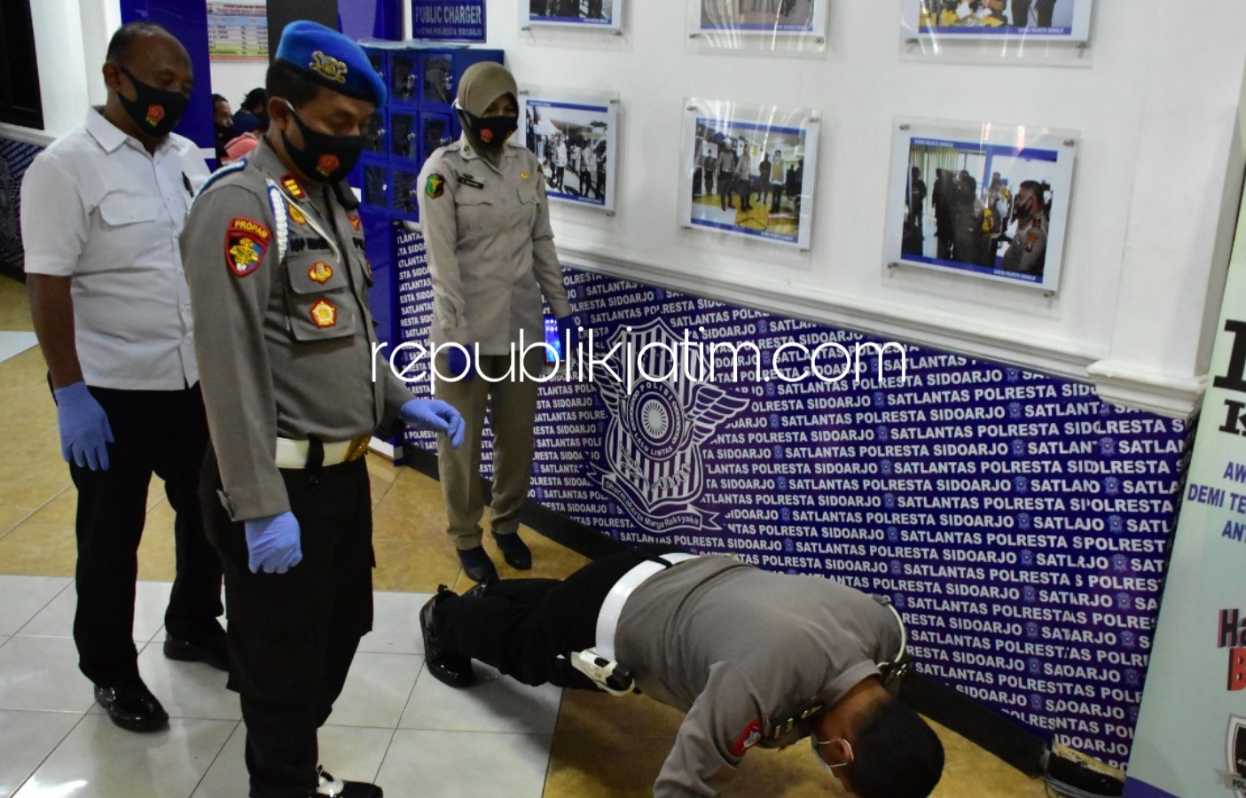 DISIPLIN - Sejumlah anggota Propam Polresta Sidoarjo menegakkan disiplin anggotanya dalam penerapan protokol kesehatan di lingkungan Polresta Sidoarjo dengan memberikan sanksi teguran hingga hukuman, Selasa (18/08/2020).