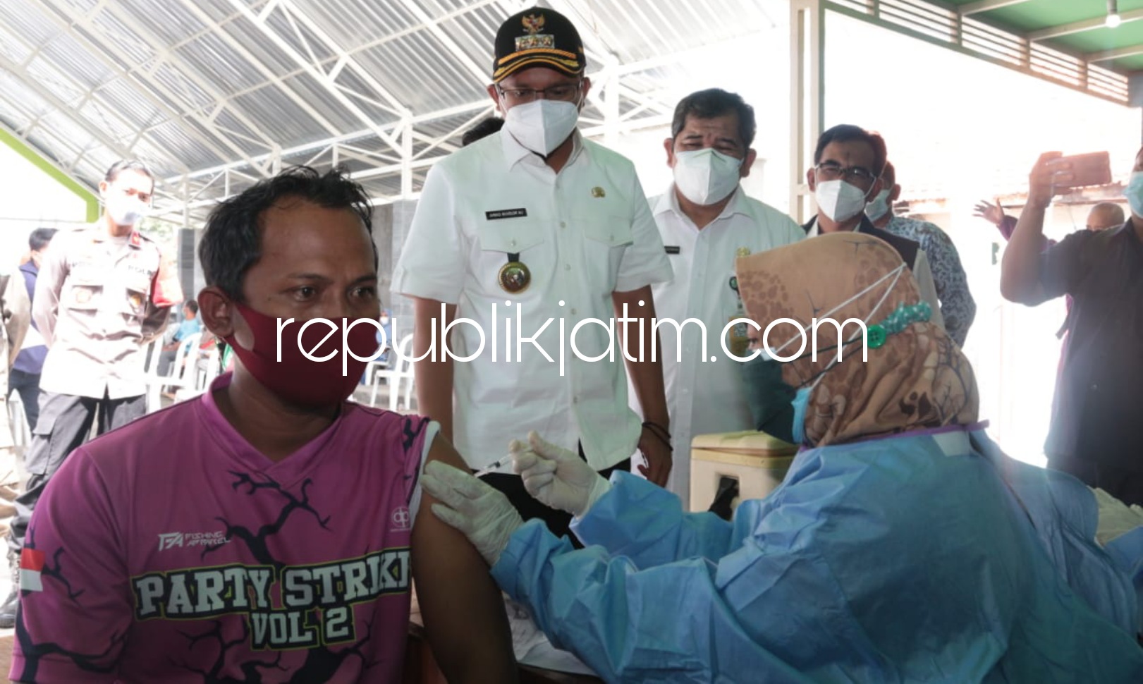 VAKSIN - Bupati Sidoarjo, Ahmad Muhdlor Ali (Gus Muhdlor) saat meninjau pelaksanaan vaksinasi Covid-19 di Desa Lebo, Kecamatan/Kabupaten Sidoarjo, Rabu (18/08/2021). 