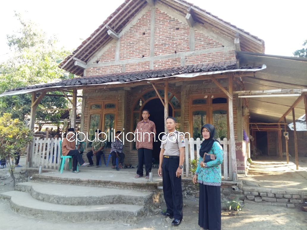 MENINGGAL - Warga melayat korban kebakaran hutan, Wagimin (76) warga Dusun Puhgading, Desa Ngendut, Kecamatan Balong, Ponorogo akhirnya meninggal dunia usai dirawat 2 hari di RSUD dr Hardjono Ponorogo, Sabtu (18/08/2018).