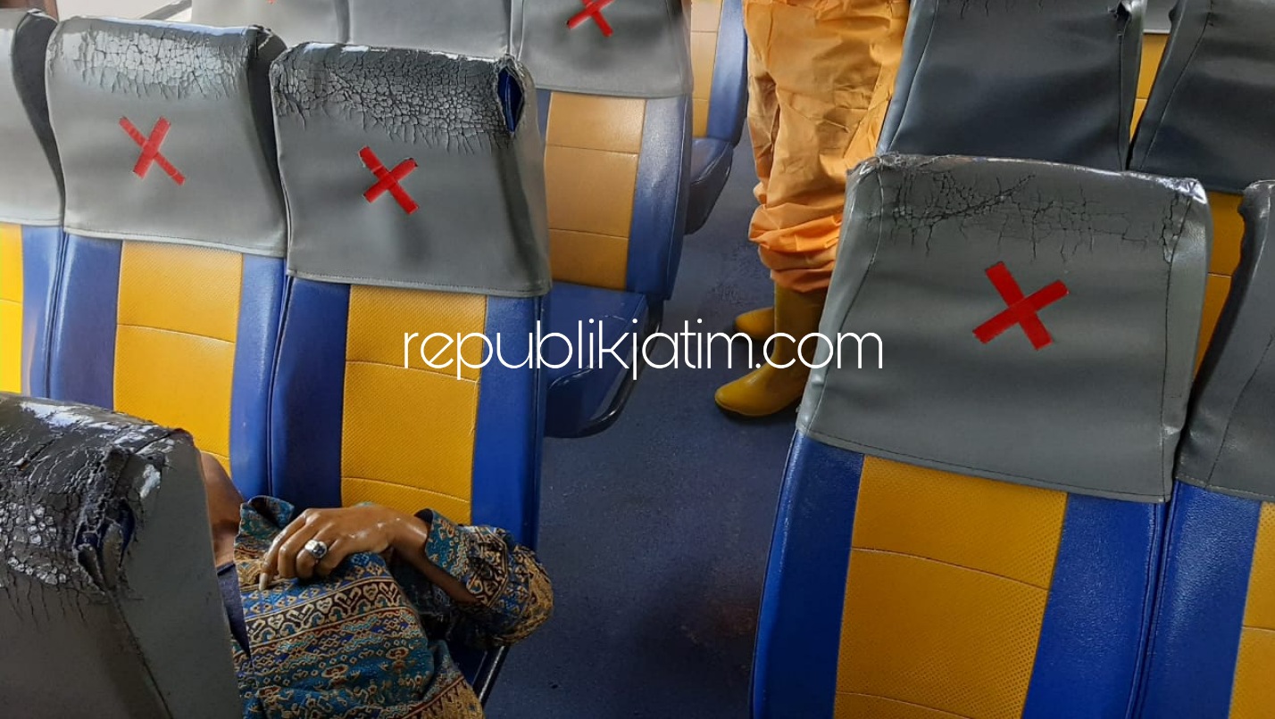 EVAKUASI - Petugas menggunakan APD untuk mengevakuasi jenazah, Agus Widodo yang tewas mendadak di dalam bus jurusan Ponorogo - Surabaya saat di Balongbendo, Sidoarjo untuk dibawa ke Rumah Sakit Anwar Medika, Senin (17/08/2020).