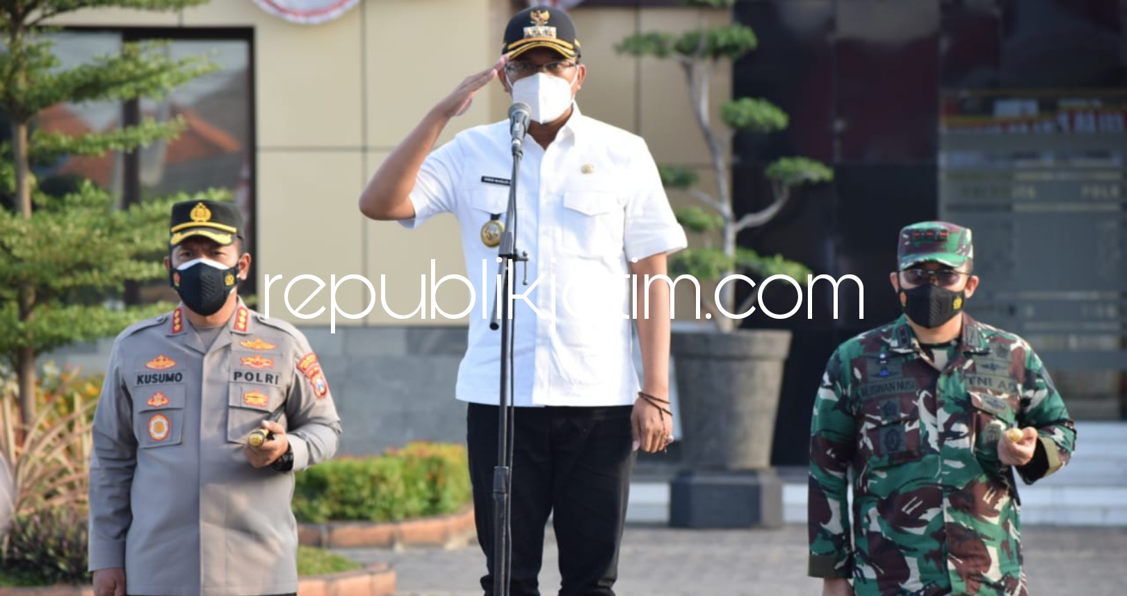 APEL - Bupati Sidoarjo Ahmad Muhdlor Ali didampingi Ketua DPRD Usman, Kapolresta Kombes Pol Kusumo Wahyu Bintoro dan Dandim 0816 Letkol Inf M Iswan Nusi memimpin apel pasukan pemindahan Isoman ke Isoter di Polresta Sidoarjo, Rabu (18/08/2021) sore.