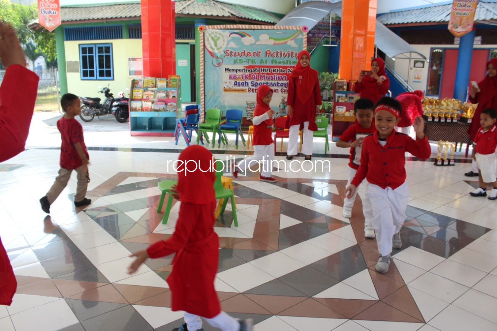 LOMBA - KB dan TK Al Muslim menggelar upacara HUT RI ke 74 dan berbagai perlombaan untuk mengasah jiwa sportif para peserta didiknya, Jumat (16/08/2019).