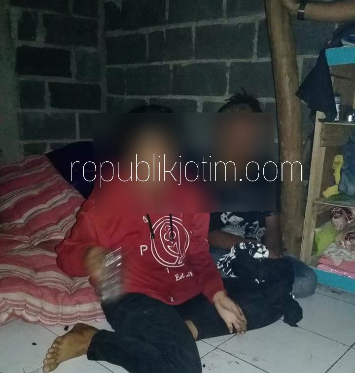 BABAK BELUR - Tersangka penipuan dan penggelapan, PBA (kanan) babak belur didampingi saksi (kiri) MMS saat diamankan warga Desa Kludan, Tanggulangin, Sidoarjo kemarin.