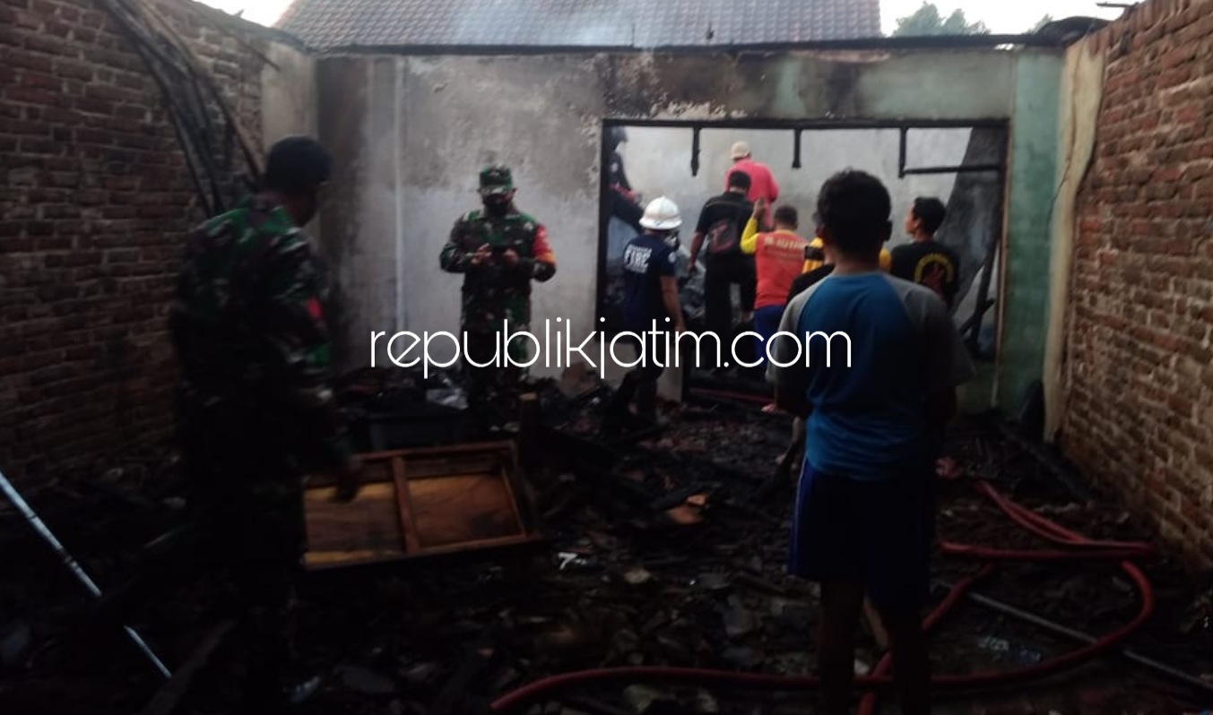 LUDES TERBAKAR - Puluhan anggota TNI, Polri dan masyarakat berusaha memadamkan api yang membakar dua rumah Sujiwo (50) warga Desa Munggu, Kecamatan Bungkal, Ponorogo hingga korban mengalami kerugian ratusan juta, Selasa (18/08/2020). 