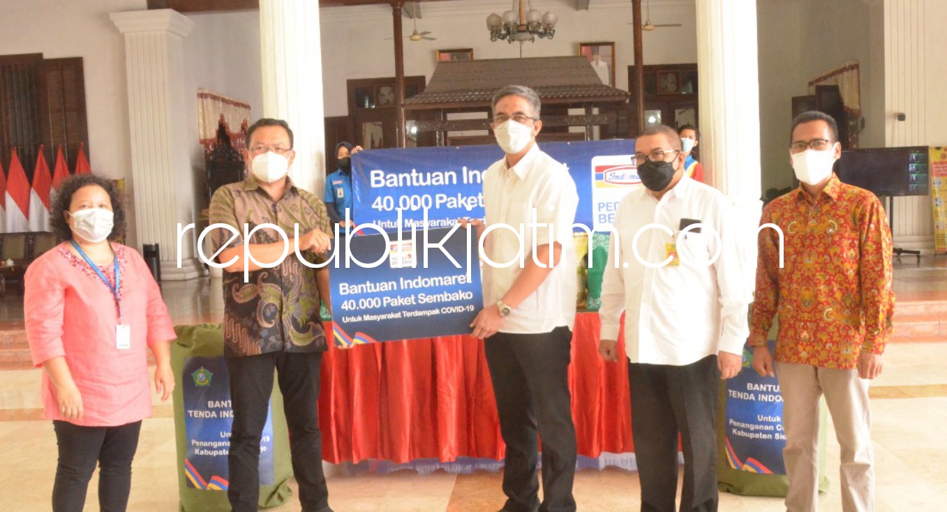 BANTUAN - Asisten Administrasi Perekonomian dan Pembangunan, Benny Airlangga Yogaswara menerima bantuan 1.400 paket sembako dari Indomaret Peduli dan Berbagi di Pendopo Delta Wibawa, Rabu (18/08/2021).