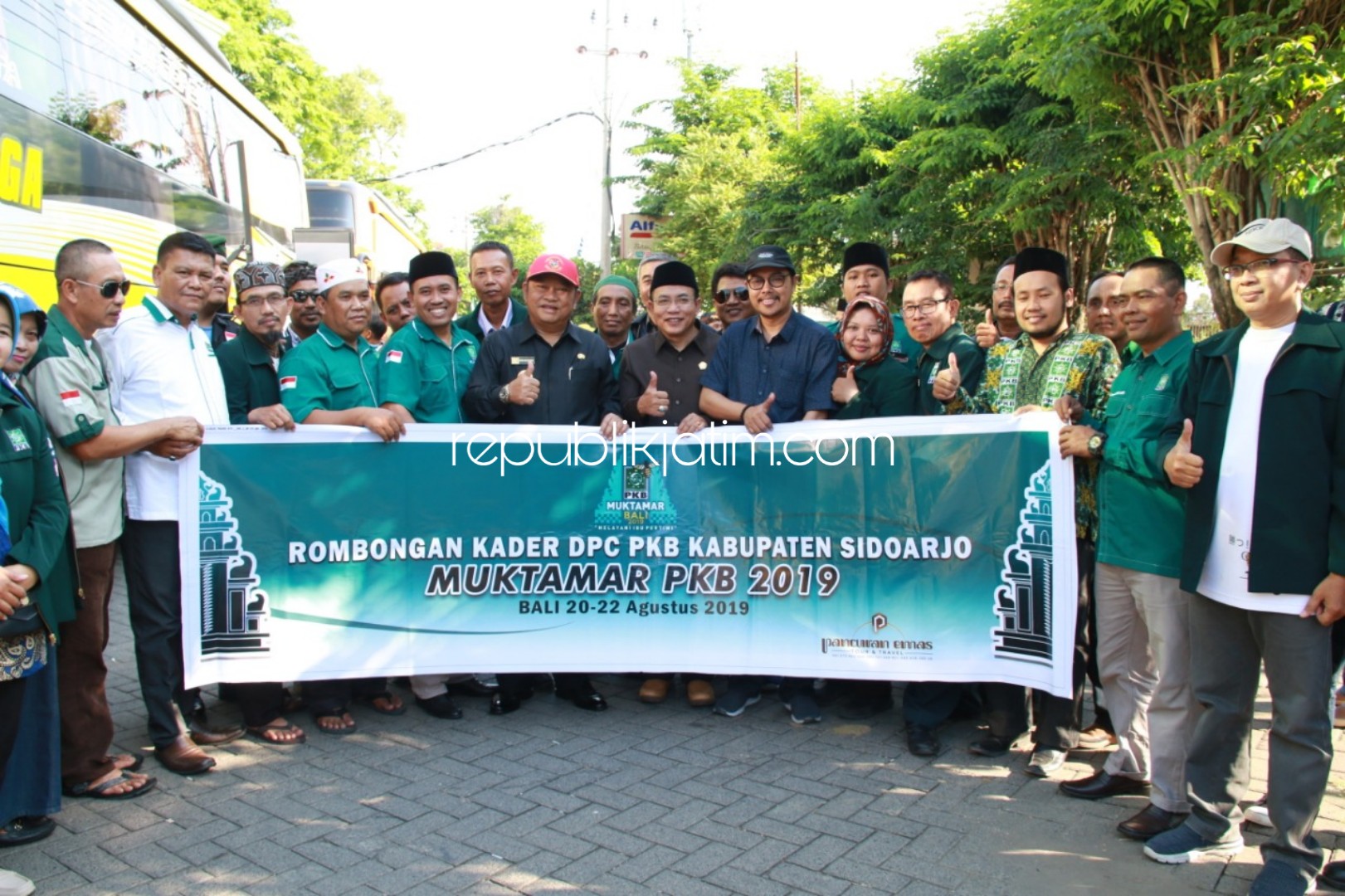 BERANGKATKAN - Bupati Sidoarjo, Saiful Ilah memberangkan rombongan peserta muktamar DPC PKB Sidoarjo ke Bali, Senin (19/08/2019).