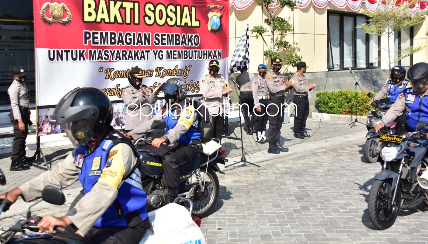 DISTRIBUSIKAN - Wakapolresta Sisoarjo, AKBP Deny Agung Andriana memberangkatkan 918 paket sembako dari Kapolri yang disalurkan Polresta Sidoarjo dan polsek jajaran seusai apel, Rabu (19/08/2020).