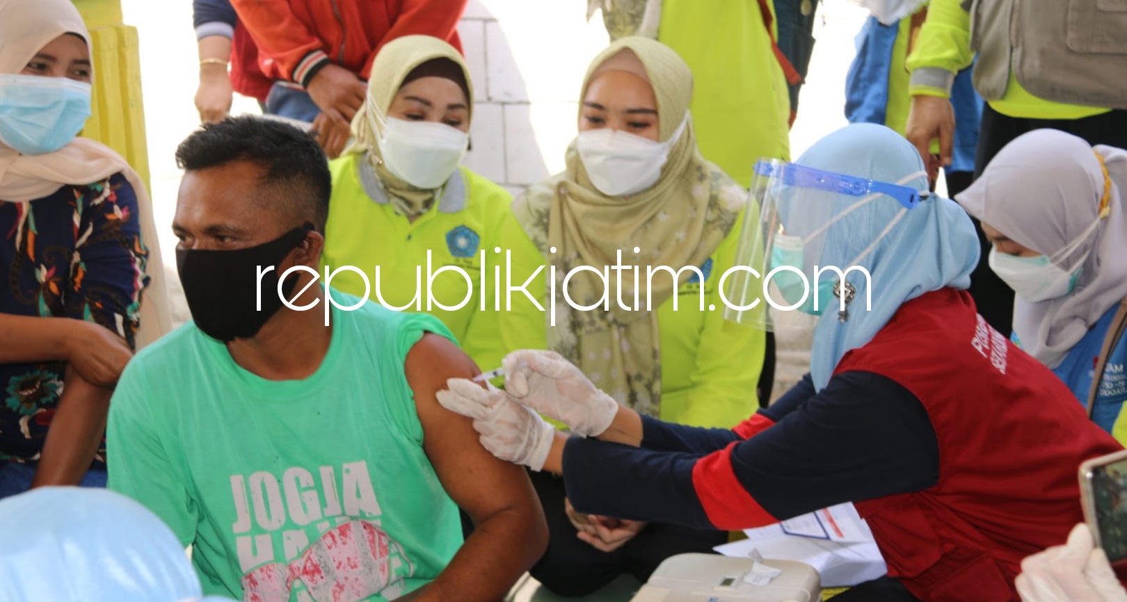 SAMBANG - Ketua TP PKK Sidoarjo, Ny Sa'adah Ahmad Muhdlor Ali (Ning Sasha) dan Wakilnya, dr Sriatun menyambangi warga Dusun Pucukan, Kelurahan Gebang, Kecamatan Sidoarjo untuk membagikan sembako dan vaksinasi, Kamis (19/08/2021).